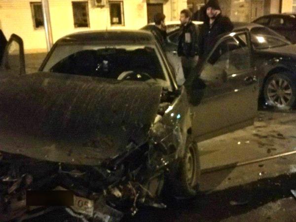Черную Priora разорвало в результате ДТП с Infiniti в центре Ростова